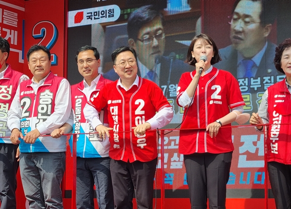 박희조 동구청장 후보(왼쪽 두번째)와 이장우 대전시장 후보(왼쪽 세번째), 배현진 국회의원(오른쪽 첫번째)이 중앙시장,역전시장에서 합동유세를 펼쳤다.