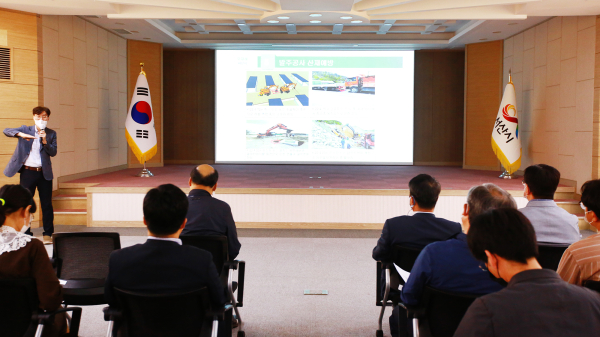 근로감독관이 26일 시청 대회의실에서 중대재해예방 관리자 역량 강화 교육 하는 모습