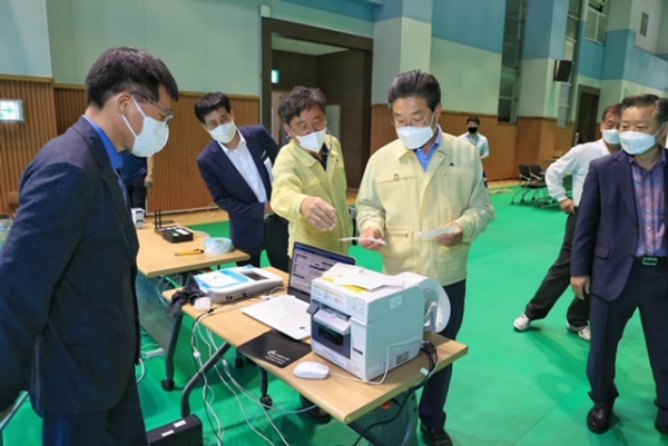 김홍장 시장, 사전투표소 점검 모습