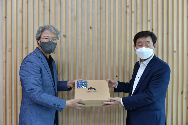 이창재(오른쪽) 한국산림복지진흥원장이 이달 18일 국립대전숲체원(대전 유성구 숲체원로)에서 권영록 국립대전숲체원장(소속기관)에게 익명제보시스템 도입을 기념하며 부패방지 휘슬 키트를 전달하고 있다