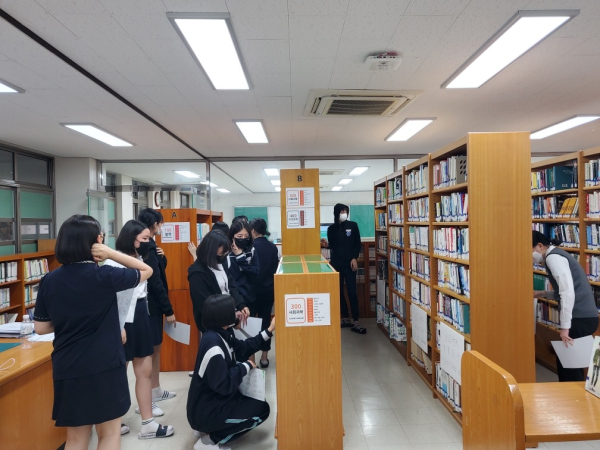 지난 자유학년제 연계 사서와 함께하는 직업체험 진행 모습