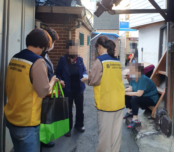 천안시와 충남여성상담인권센터가 지난 26일 천안역 일대에서 성매매 근절 홍보 캠페인 진행