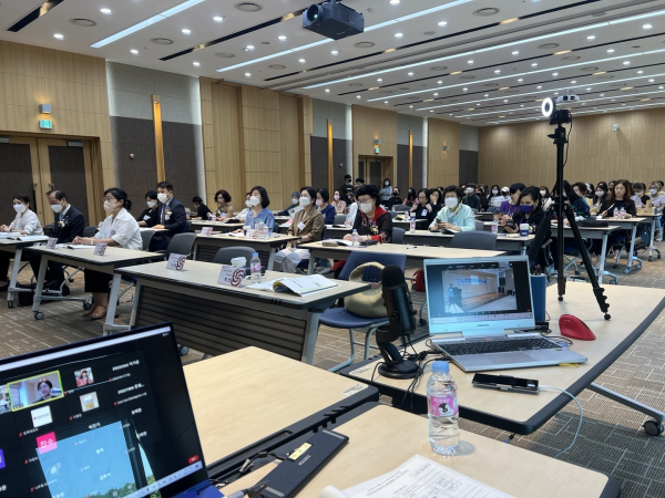 학술 심포지움 참석자들이 발제를 경청하고 있는 모습