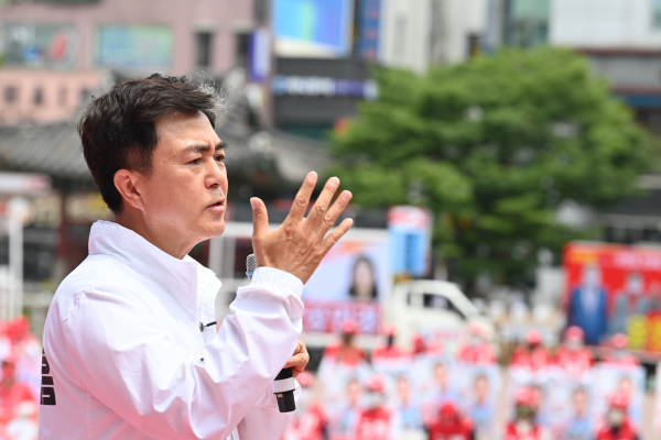 온양온천역 광장에서 유세를 하는 김태흠 후보