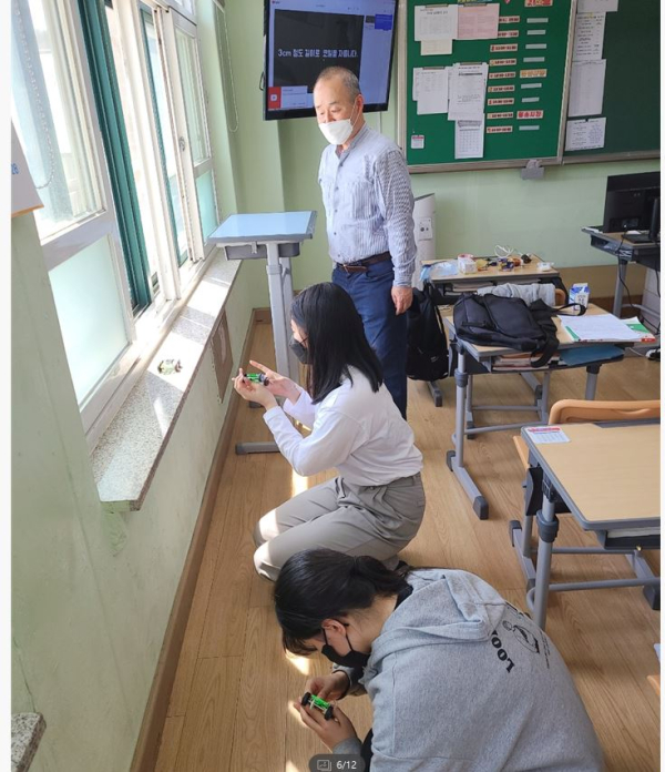 박종대 전기공학과 교수가 태안고 학생들과 진로체험을 하고 있다