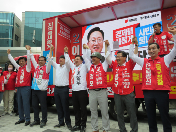 국민의힘 이준석 대표가 이장우 대전시장 후보의 둔산동 지원유세 모습.