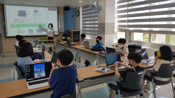 아이들이 「꿈꾸는 노벨과학교실」시즌2에 참여해 수업을 받고 있다.
