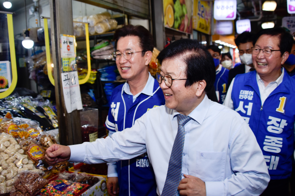 박병석 전 국회의장이 30일 대전 서구 괴정동 한민시장을 찾아, 허태정 대전시장 후보와 장종태 서구청장 후보에 대한 지지를 호소했다.