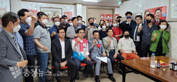 행정사, 공인중개사 30여명이 6.1선거 국민의 힘 이장우 대전시장 후보와 박희조 동구청장 후보에 대한 지지를 선언했다.