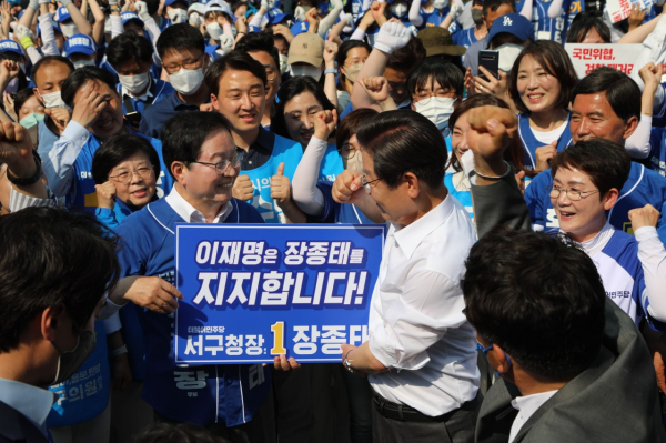 더불어민주당 이재명 고문이 장종태 서구청장 후보에 대한 지지를 호소하고 있다.