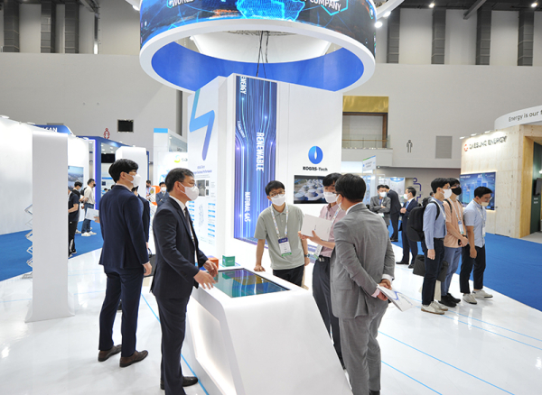 다양한 디지털 매체로 구현된 수소사업 분야 관람 사진