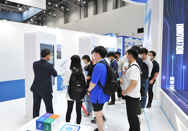 다양한 디지털 매체로 구현된 수소사업 분야 관람 사진