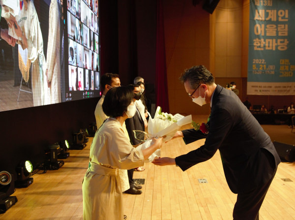 ‘제15회 세계인의 날’ 맞이해 열린 ‘세계인 어울림 한마당’ 행사 중 박성옥 센터장 수상 모습