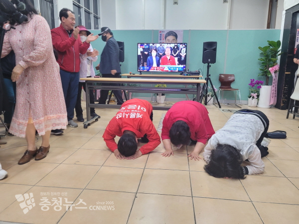 이응우 후보가 가족들과 함께 큰절을 올리고 있다