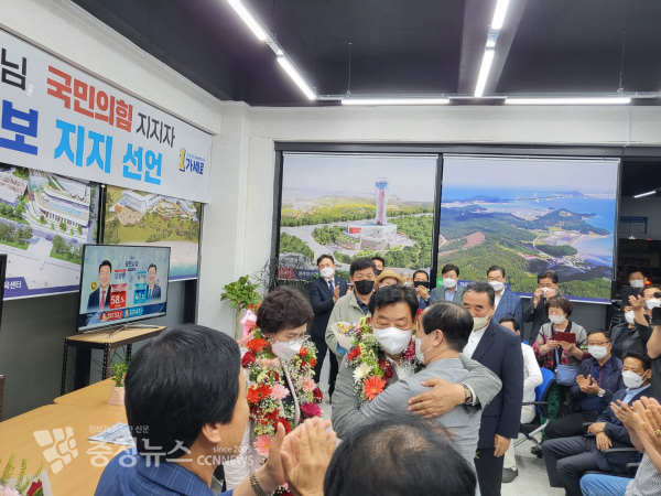 가세로 태안군수 당선인이 지지자와 축하의 포옹을 하고있다./김정식 기자