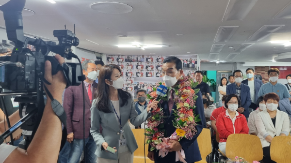 김광신 대전 중구청장 후보가 2일 자정 당선이 유력시되자 취재진에게 승리 소감을 밝히고 있다.