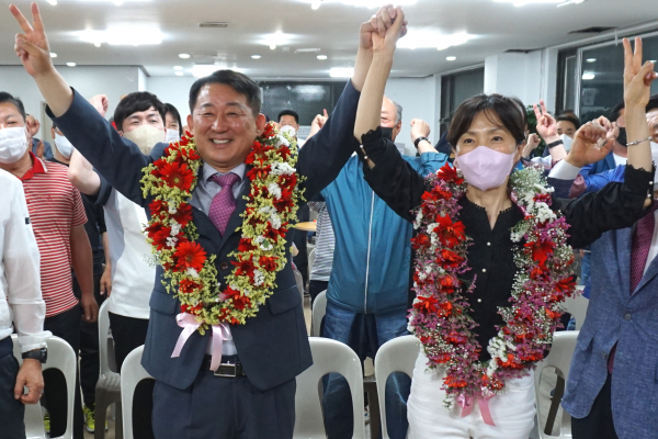 서철모 국민의힘 대전 서구청장 후보가 2일 오전 당선이 유력해지자 소감을 밝히고 있다.