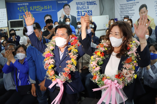 당선이 확정된 박정현 부여군수 캠프 모습