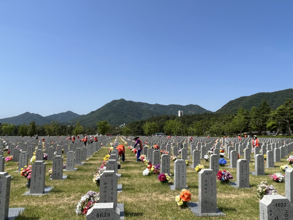 대전농협, 호국보훈의 달 맞아 국립대전현충원 봉사활동