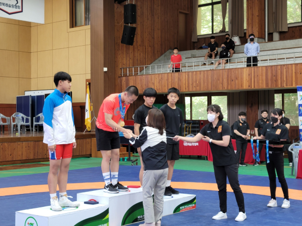 최은희 부교육감이 최승주(연서중 3)선수에게 금메달을 수여하고 있다.