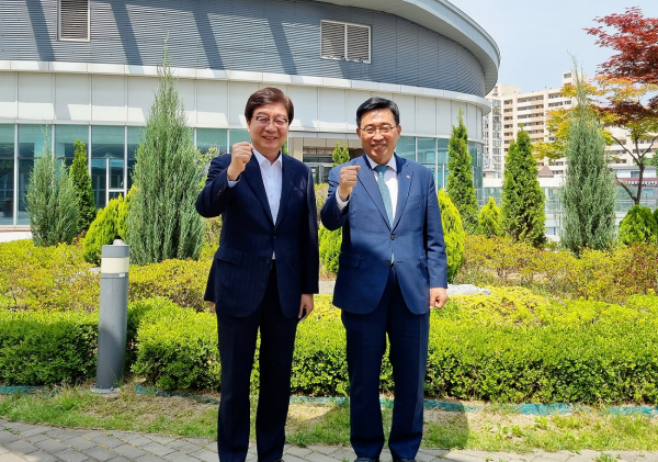 서울시농수산식품공사 방문 사진 * 한국농수산식품유통공사 김춘진 사장(우측), 서울시농수산식품공사 문영표 사장(좌측)