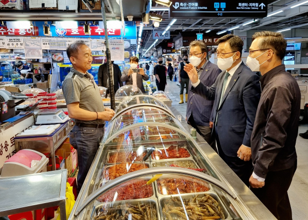 서울가락시장 가락몰 수산물 매장 현장점검 * 한국농수산식품유통공사 김춘진 사장(우측2번째)