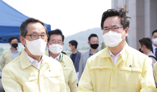 농림축산식품부 정황근 장관(사진오른쪽)과 한국농어촌공사 이병호 사장(사진왼쪽)은 3일 충남 아산호-삽교호-대호호 수계연결 용수공급 현장에 방문해 가뭄대책 점검
