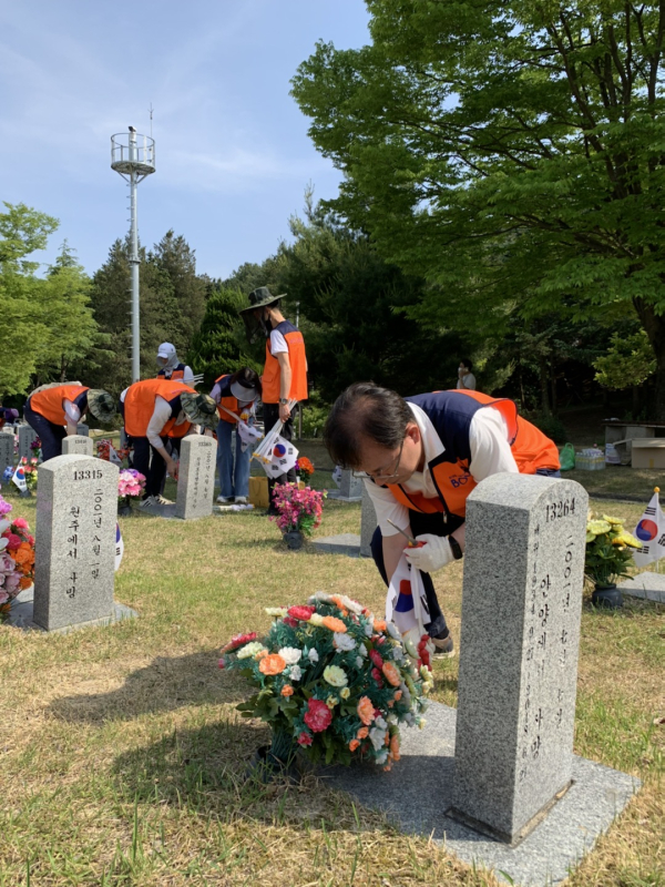 ​ 황원채 청장과 직원들이 현충원 봉사활동 실시 모습​