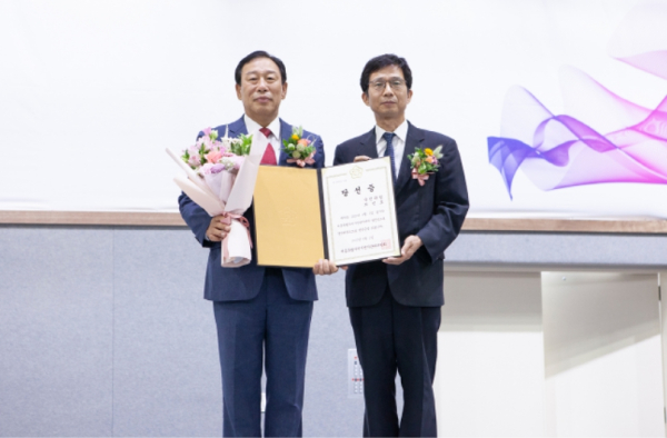 오영표 세종특별자치시 선거관리위원회 위원장으로부터 당선증 받고 있는 최민호 세종시장 당선인