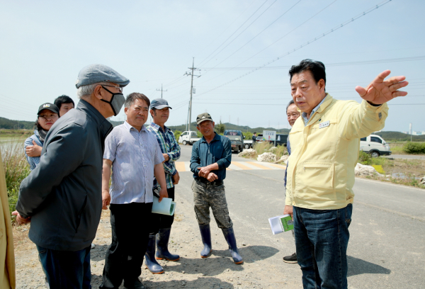 지난 3일 한해대책 추진 지역을 방문한 가세로 태안군수(원북면 황촌리)