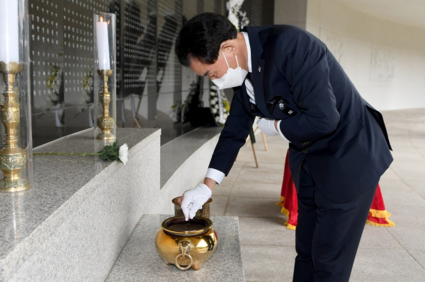 박용갑 청장, 제67회 현충일 대전보훈공원 참배 모습