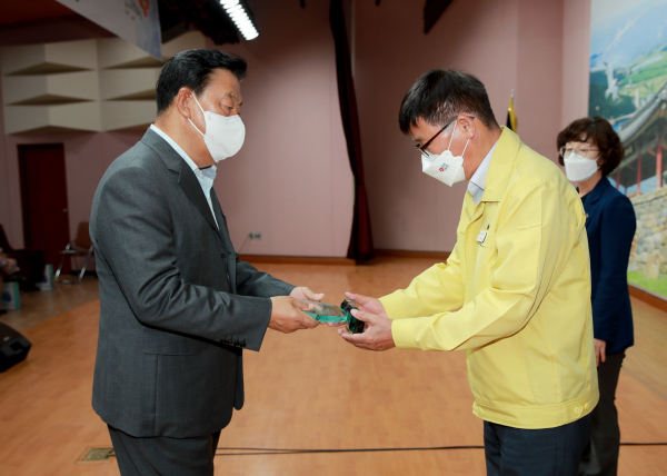 지난 3일 군청 대강당에서 열린 ’2022년 통합방위·예비군 업무발전 유공‘ 표창패 전달식 모습(가세로 군수, 이종윤 안전총괄과장).