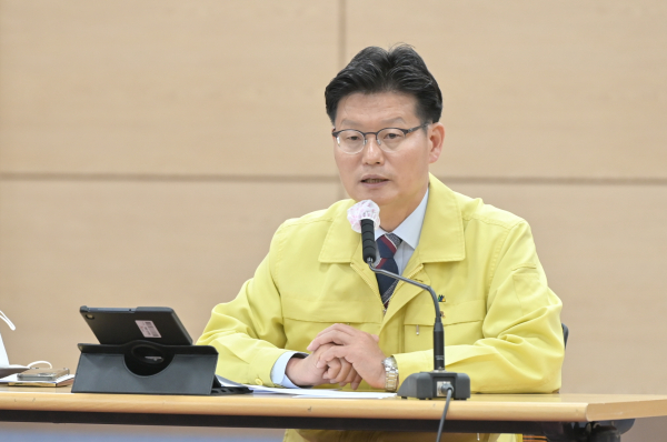 공주시 6월중 업무계획보고회 주재중인 김정섭 시장