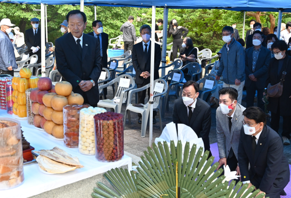 추모 제례 봉행하는 김연수 중구의회 의장