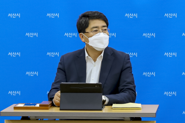 맹정호 서산시장이 8일 시청 상황실에서 열린 간부회의에서 민선8기 차질없는 출범을 위한 지원을 당부하는 모습