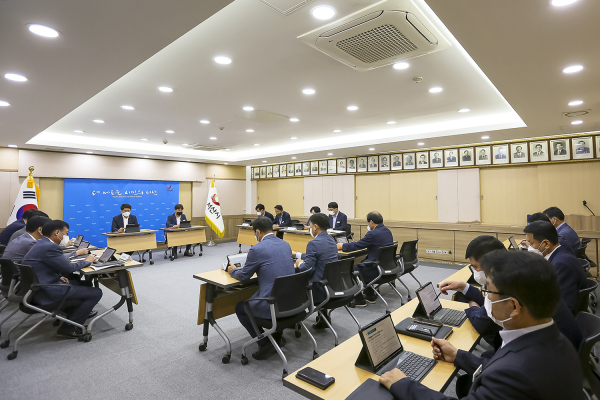 맹정호 서산시장이 8일 시청 상황실에서 열린 간부회의에서 민선8기 차질없는 출범을 위한 지원을 당부하는 모습