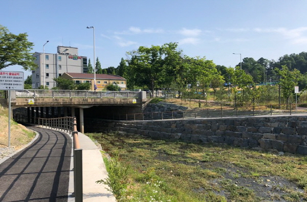 농소천 산책로 연결 모습(다리 아래 구간으로 공사)
