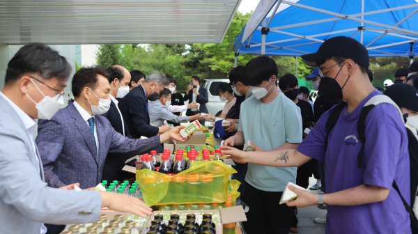 아산캠퍼스, 천안캠퍼스, 당진 산학융합캠퍼스에서 16년째 지속된 '제자사랑 샌드위치 나눔' 행사 모습