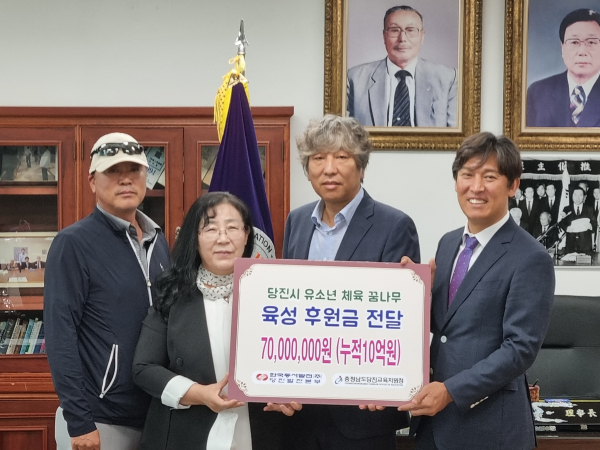 9일, 신평중학교에서 후원금 전달식 기념촬영을 하고 있다.