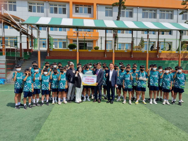 9일, 신평중학교 운동장에서 전국대회 우승을 축하하는 축구용품 전달식 기념촬영 모습