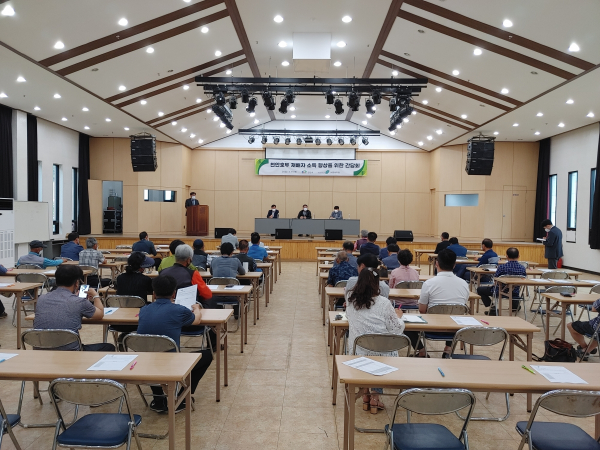 지난 9일 호두 재배자와 호두전문가 국립산림과학원 이욱 연구관을 초청한 간담회 진행