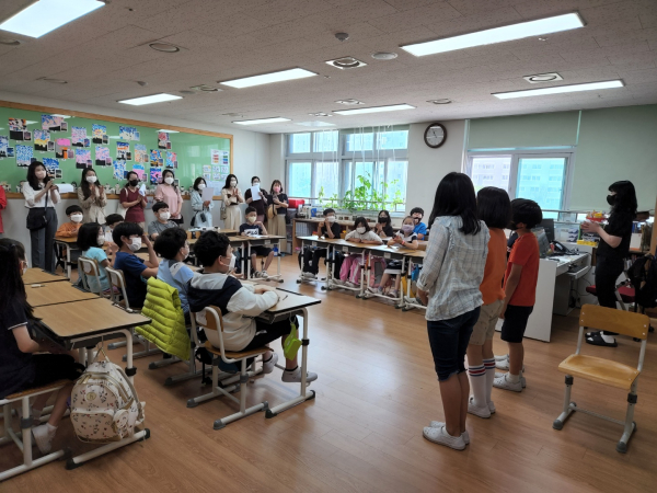 10일, 새움초에서 학부모 공개수업의 날 행사가 진행되고 있다.