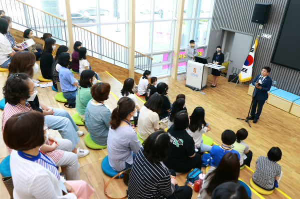 상반기 초등돌봄전담사 연수에서 인사하는 최교진 세종시교육감