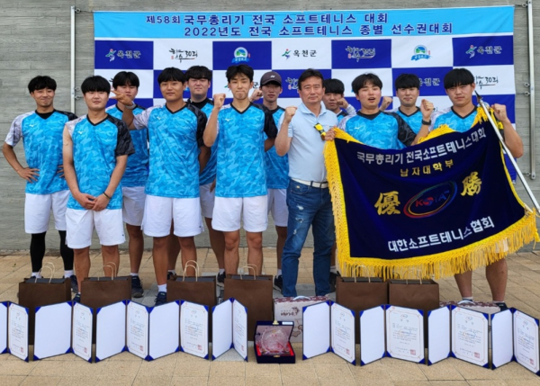 기념사진 앞줄 청바지 조홍석 감독, 앞줄 우측 두번째 김태영 선수