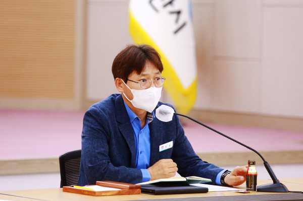 구상 부시장이 13일 시청 대회의실에서 열린 확대간부회의를 주재하는 모습