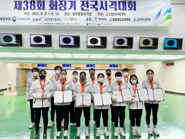 서산시청 사격팀이 14일 ‘제38회 회장기 전국사격대회’ 메달 획득 기념 단체사진 찍는 모습