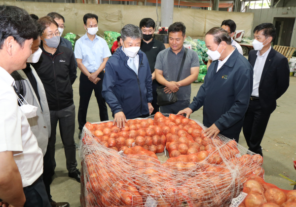 16일 새벽, 대전 노은동 농수산물도매시장 내 대전원예농협공판장을 방문해 농산물 수급상황 및 가격동향을 점검 모습