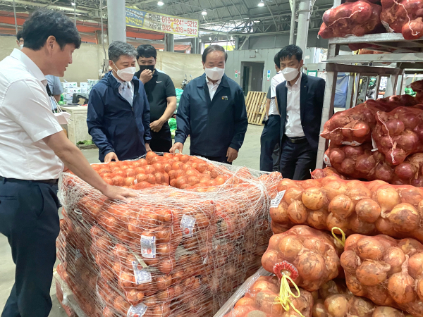 16일 새벽, 대전 노은동 농수산물도매시장 내 대전원예농협공판장을 방문해 농산물 수급상황 및 가격동향을 점검