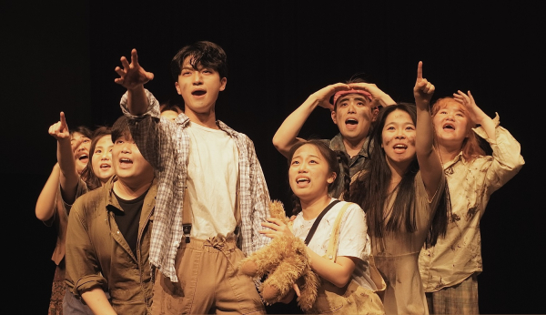 2022 수성못 뮤지컬 프린지 페스티벌(SMFF)에서 목원대 성악·뮤지컬학부 뮤지컬전공 학생들이 연기한 뮤지컬 ‘유린타운’ 공연의 한 장면.