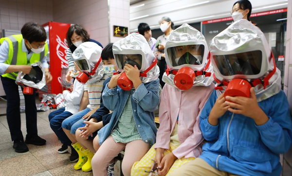 지난 15일, 대전교통공사 안전체험열차 행사에 참여한 대전맹학교 학생들이 도시철도 1호선 판암역에서 화재대피마스크 착용 체험을 하고 있다.